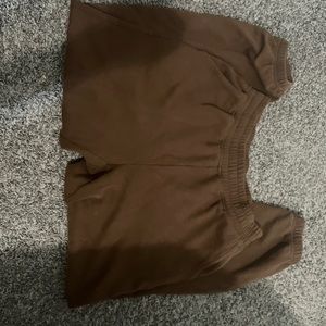 Brown Sweatpants from american eagle
Size M
tags: brown sweatpants americaneagle